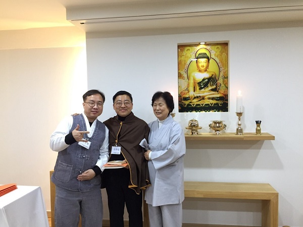 세 번의 도전 끝에 불교대학 졸업, 주위의 축하를 받는 김종일님