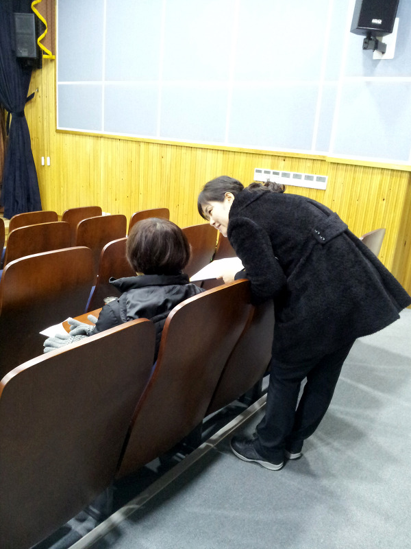 따뜻한 엄마 미소로 친절하게 한 분, 한 분 정성을 다해 안내한 양미순 보살님