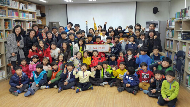 기부금 전달식을 마치고 서상 초등학교 아이들과 함께. 맨 뒷줄 왼쪽에서 두 번째가 홍순화 보살님