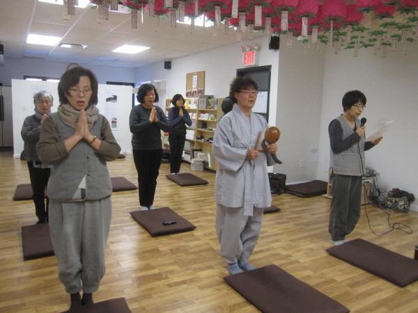 시무식 예불 올리는 중. 앞줄 왼쪽부터 이연순 원로보살, 권영미 부총무, 이정인 뉴욕정토회 총무