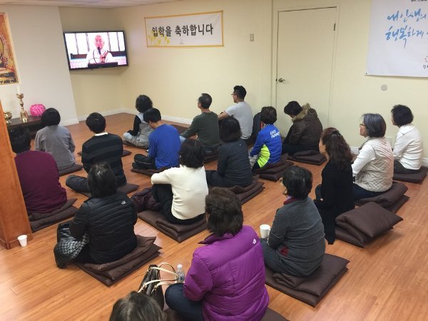 한 마디라도 놓칠세라 영상강좌에 집중