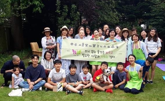 참여하는 사람이 더 다양해진 제2차 런던 정토법회 나비장터. 어린이들도 함께한 단체사진