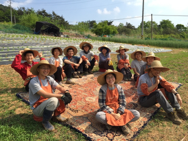고라니밭 모종심기 일수행 후~오른쪽 끝에서 뒤로 세 번째가 오재율 행자님~^^