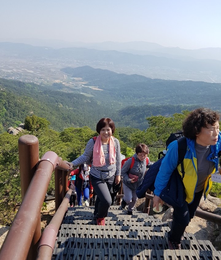 도반들과 남산순례 중인 이진숙 님