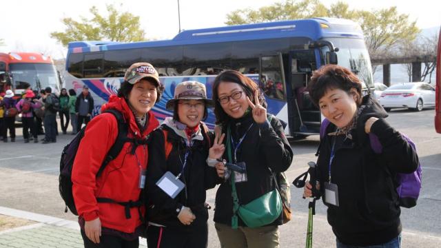 도반들과 남산순례 중인 박선희 님(왼쪽 두번째)