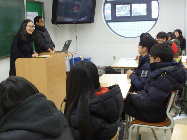 진건고등학교에서 강의 중인 홍순화 보살님