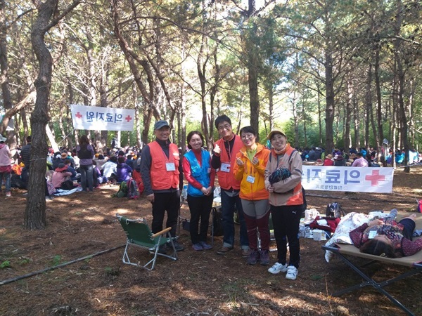 경주 남산 순례 의료 지원 중에(맨 왼쪽이 김진석 님) 경주 남산 순례 의료 지원 중에(맨 왼쪽이 김진석 님)