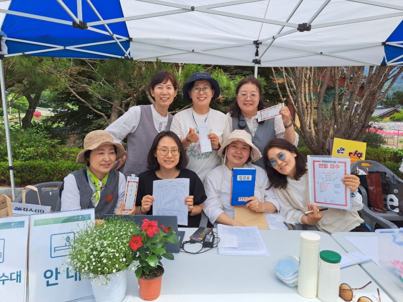 연등 접수 안내하는 도반들