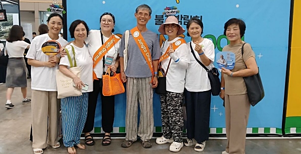 2025년 부산 불교 박람회(오른쪽에서 세 번째 서성애 님) 2025년 부산 불교 박람회(오른쪽에서 세 번째 서성애 님)