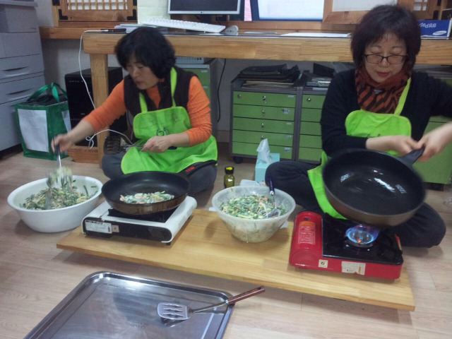 맛난공양 준비중인 군법당공양의 장금이 보살님들