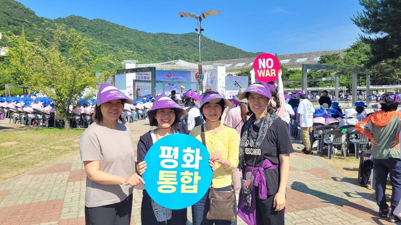 2024년 만인 대법회에 유럽지회 도반들과(맨 오른쪽) 2024년 만인 대법회에 유럽지회 도반들과(맨 오른쪽)