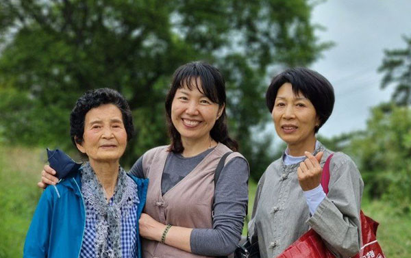 미소가 고운 문미경 님(가운데/부산울산지부 남울산지회 옥동모둠)