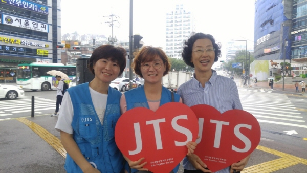 2018년 광명 철산역 앞에서 JTS 캠페인(맨 왼쪽이 김인화 님)