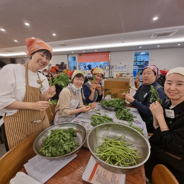 부처님 오신 날 비빔밥 공양 준비 중에(맨 오른쪽이 이정은 님)