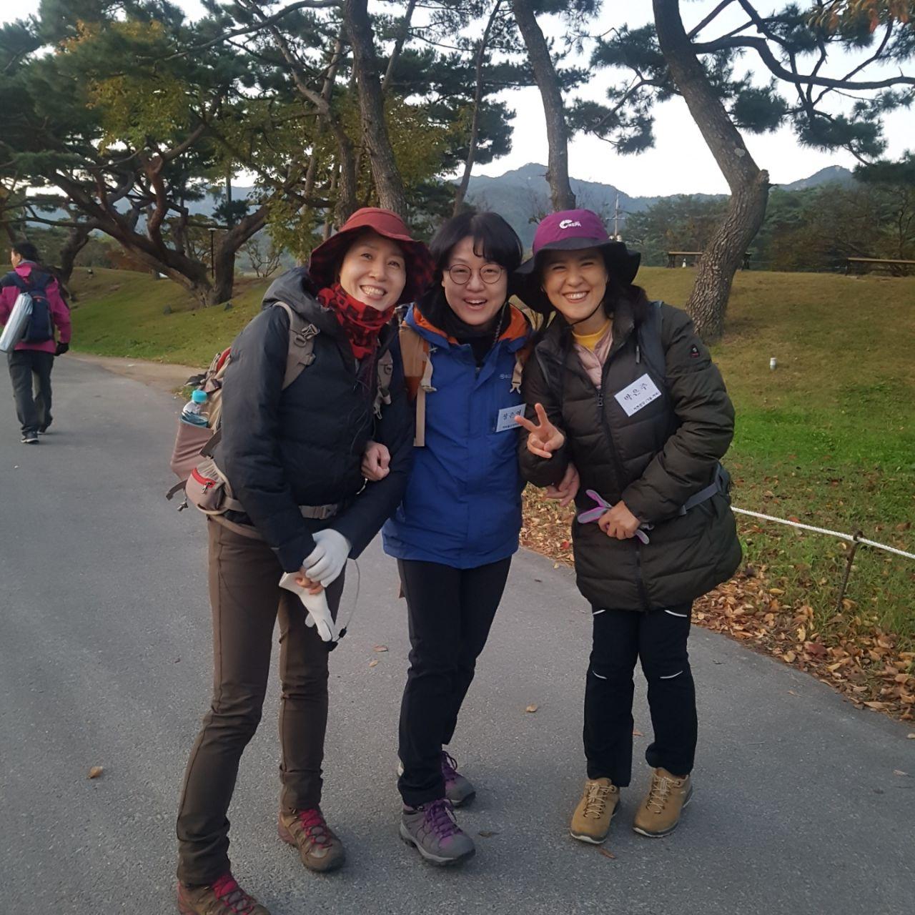 경주 남산 성지순례
담당봉사자와 짝궁도반과 함께
(제일 왼쪽)