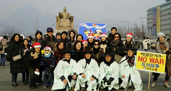 광화문 ‘만인의 바람’ 행사에서, 앞줄 흰색 도포 입은 사람 중에 왼쪽에서 두 번째 노기선 님