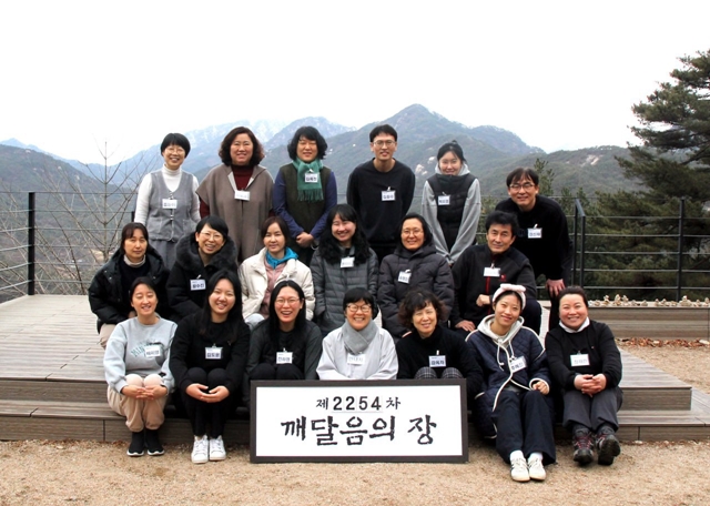 깨달음의 장에 참가(두번 째 줄 왼쪽에서 네 번째가 장성아 님)