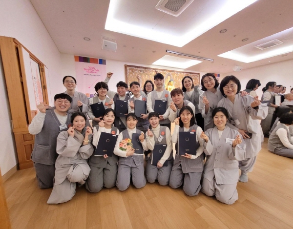 전법회원 수계식 중에(맨 뒷줄 왼쪽에서 세 번째가 김문찬 님)