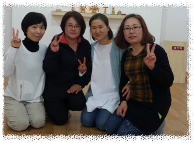 왼쪽부터 이동림 , 김미숙, 신은진, 윤순옥 보살님. 새로운 인연에 모두들 기쁜 마음입니다~^^ 이동림 보살님은 '처음 봉사를 시작할 땐 솔직히 동정심에서 시작했는데 국제정세, 우리나라의 상황, 새터민들의 상황 등을 알수록 내 자신을 위한 활동이라는 생각이 든다.'며 나누는 기쁨도 크고 보람도 있답니다.