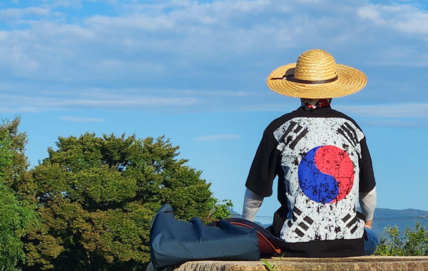 태극기 옷에서 통일 의병의 기개가 느껴지는 박상우 님, 반석 위에 오롯이!