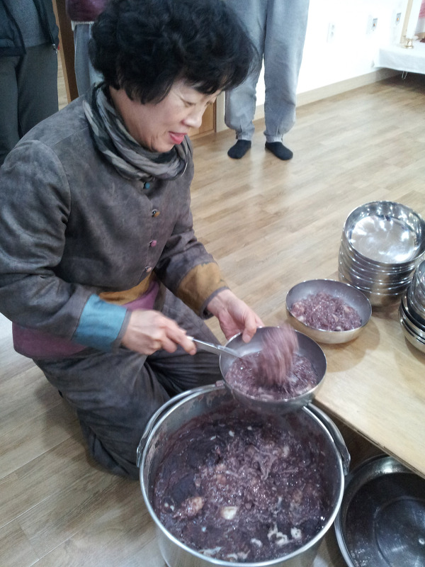 맛있게 먹고 힘내라~ 말하며 담아주는 따뜻한 손길의 경전반 이명자 보살님