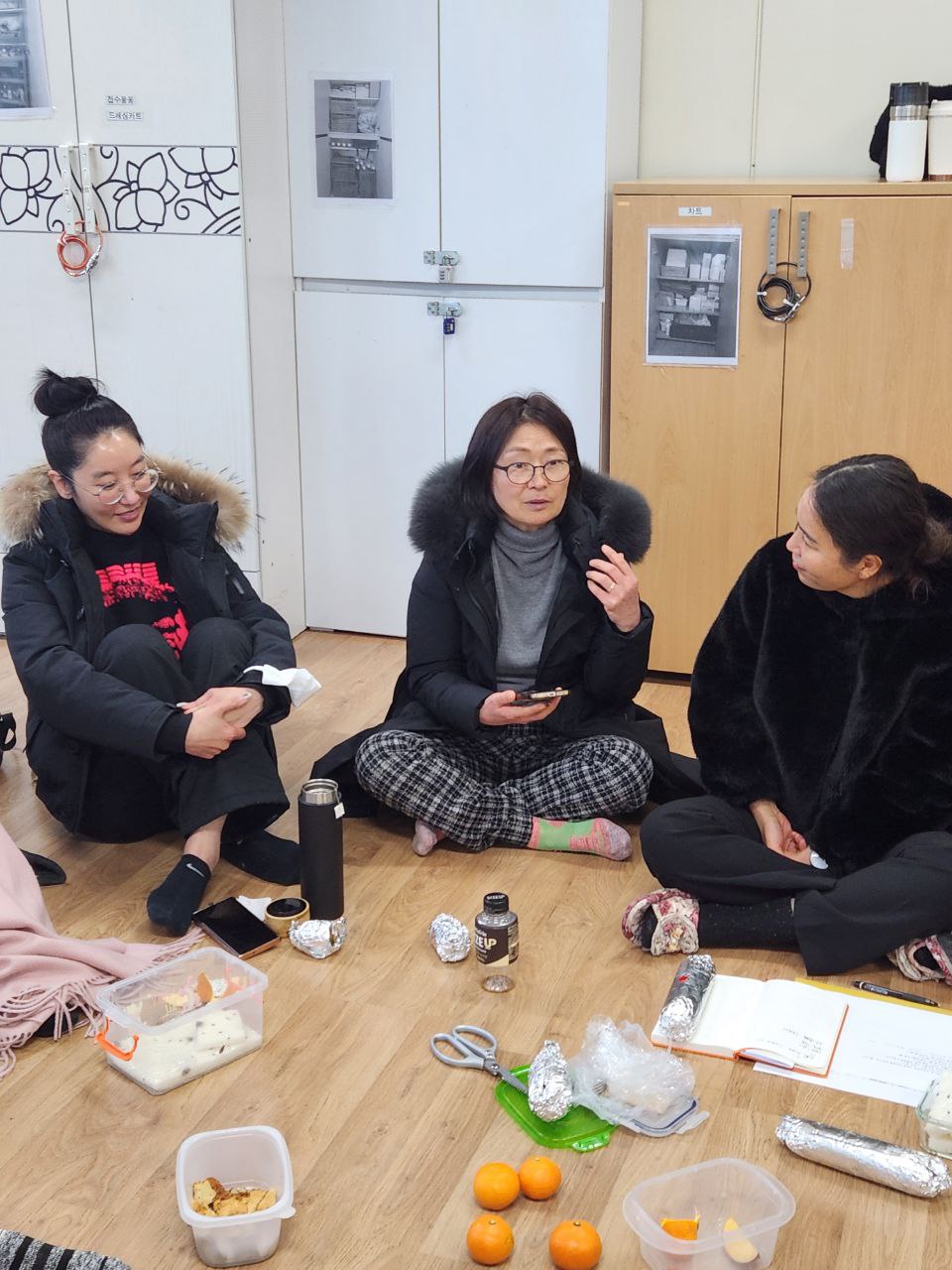 <인터뷰 중인 간호사 원유나 님(왼쪽) 간호조무사 겸 치위생사 최순조 님(가운데)>