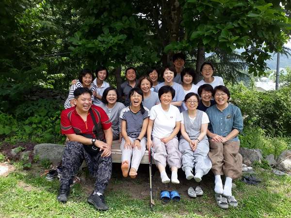 2018년 문경활동가 수련 마치고 지리산 수련원에서 (앞줄 오른쪽에서 두 번째)