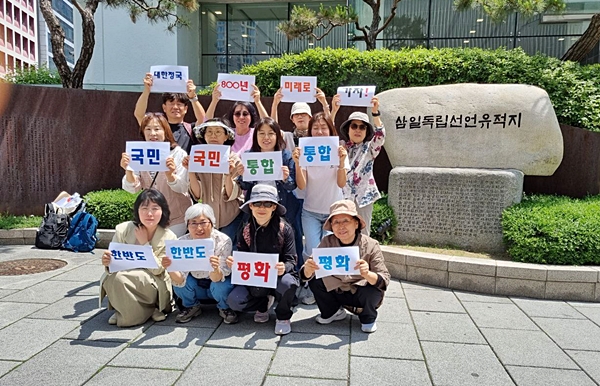 2024년 5월 모둠 역사 기행(맨 뒷줄 왼쪽 두 번째 이재희 님)