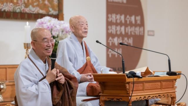 “한반도의 평화, 국민 통합, 국가의 지속적 발전을 염원합니다”