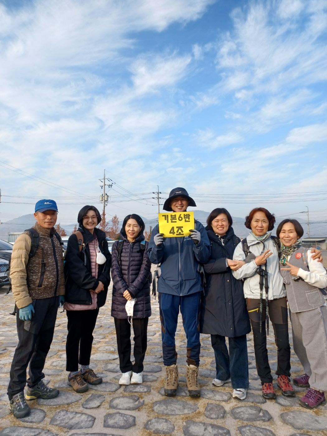 경전대학 활동 중 학생들과(오른쪽 끝 김정아 님)