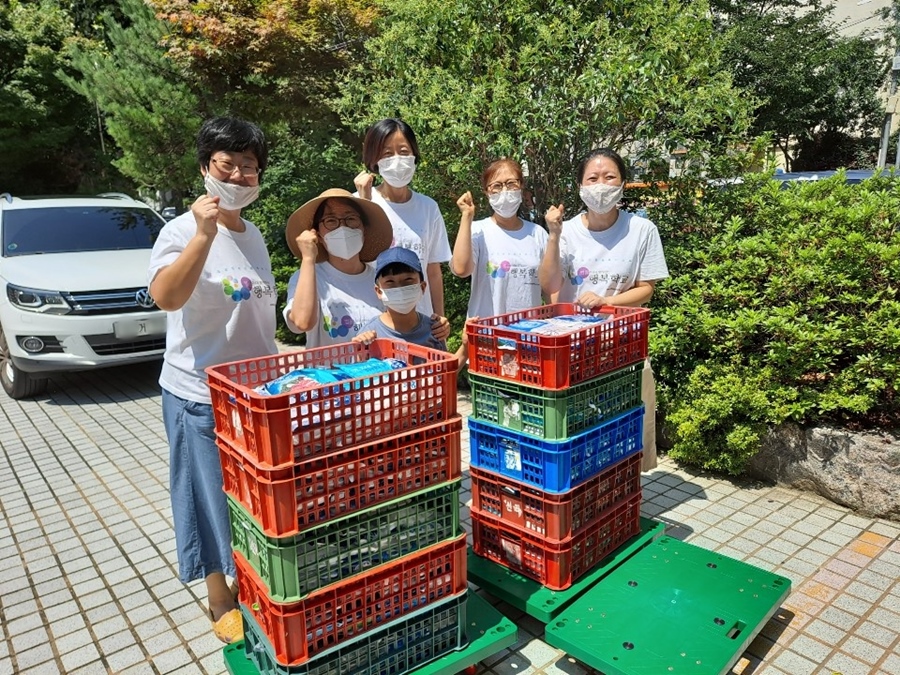 화명통일특위분들과 아이스팩을 수집하는 김민지 님(맨 오른쪽)
