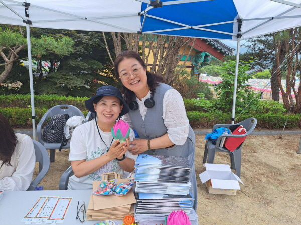 죽림정사 봉축행사 봉사 중(오른쪽 임란희 님)
