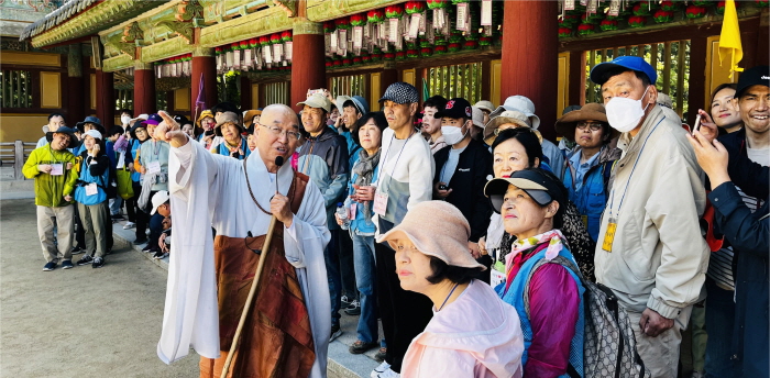 법륜 스님께서 불국사 대웅전 앞에서 다보탑과 석가탑에 대해 설명하고 있다. 