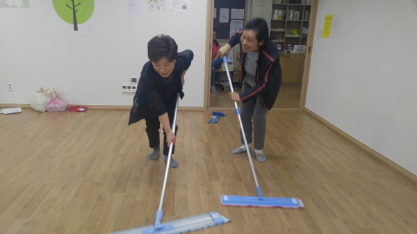 도반과 법당 청소하는 중(왼쪽 김수영 님)