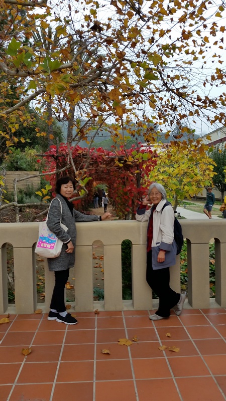 어머니 아프실 때 한국에서 방문한 첫째 동생과 함께(오른쪽 윤의님)