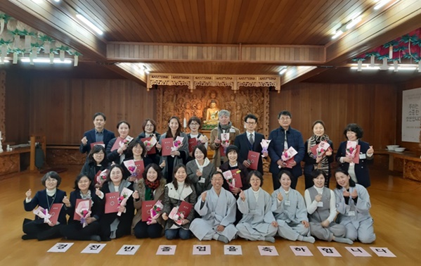 경전반 졸업식날 도반들과 함께