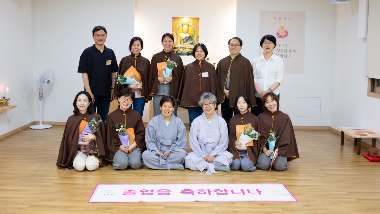 2017년 가을불교대학 졸업갈무리(앞줄 왼쪽에서 두번째 윤경숙 님, 앞줄 맨 오른쪽 김선주 님)