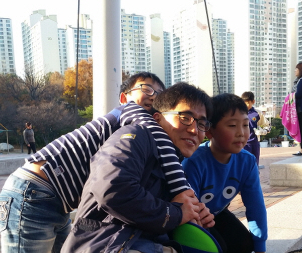 대장이 쉬면 안되죠~ 빨랑 일어나요! 스스럼없이 다가오는 귀여운 아이들~~