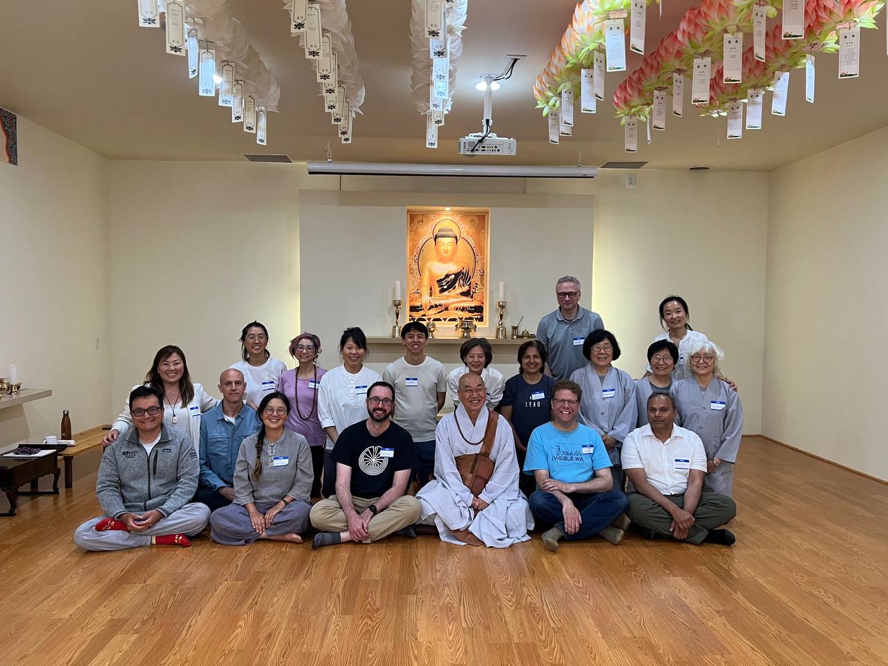 2025년 시애틀 영어 불교대학 학생 간담회 한정희 님 (뒷 줄 맨 왼쪽)