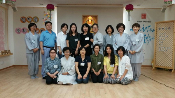 가을불교대학 입학식 모습. 뒷줄 오른쪽 첫 번째 강윤영 보살님, 두 번째 이상옥 보살님