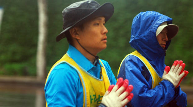 오체투지순례단이 서울로 들어오던 날 비를 맞으며 오체투지순례에 참여했다.