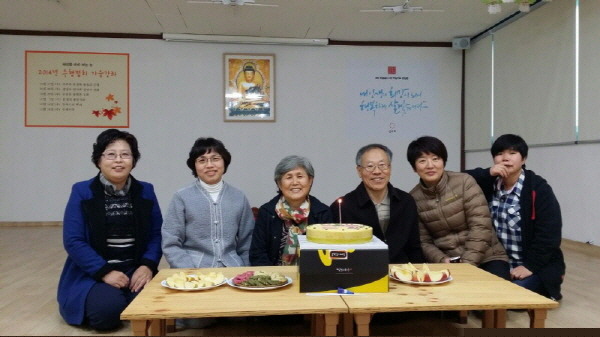 법당 첫 생일 자축연에 함께한 도반들~ 왼쪽부터 정순애, 총무 이가현, 이정자, 김수, 신미란, 심순덕 님^^