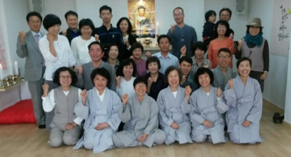 덕생 법사님을 모시고 홍성법당 개원식에 함께해준 도반들과 함께