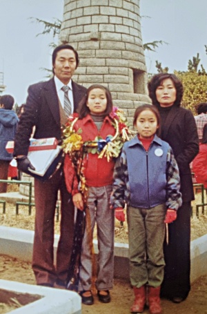 언니 초등학교 졸업식에서(작은 어린이 초등학교 4학년생 김경희 님)