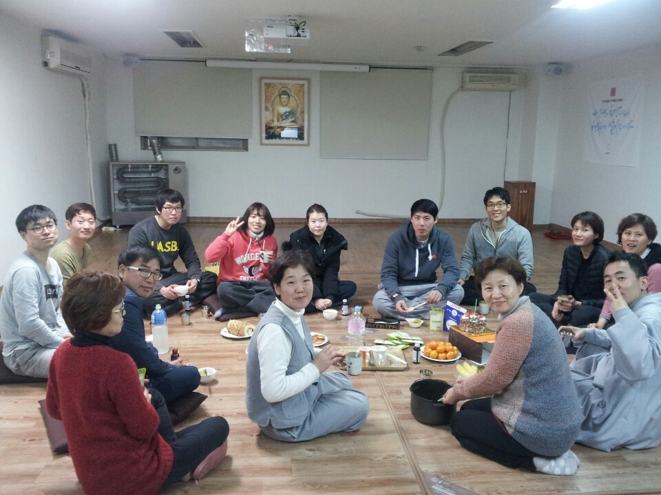 천 배를 마친 기쁜 마음으로 공양과 다과를 나누는 도반들~