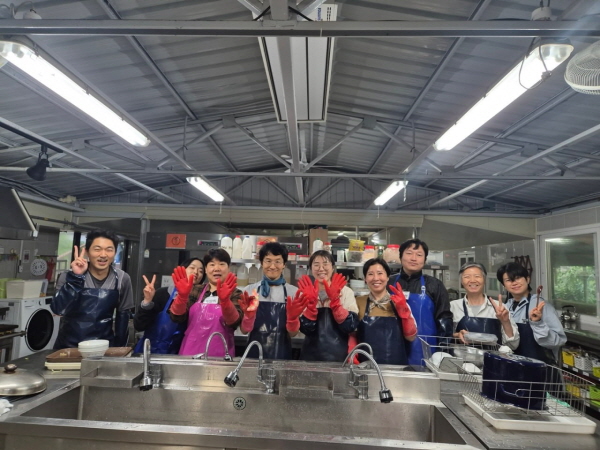 바라지장에서(오른쪽에서 다섯 번째가 김채원 님)