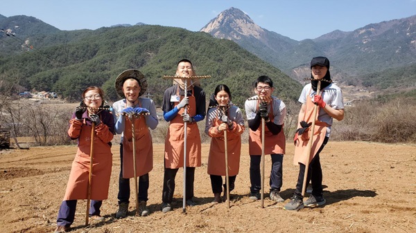 밭갈기 일수행 중에(왼쪽에서 세 번째가 김동현 님)