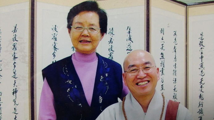 법륜스님과 실상화 보살님(왼쪽) 법륜스님과 실상화 보살님(왼쪽)