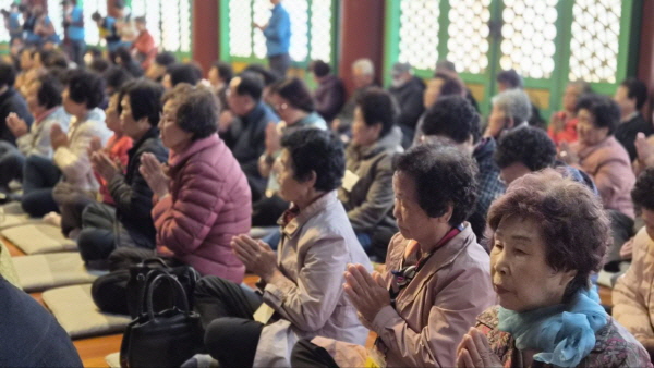 대웅전 어르신 얼굴