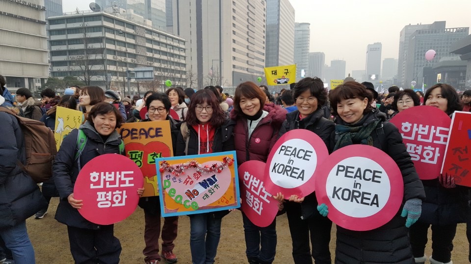 불대 도반들과 서울 평화시위 (왼쪽에서 1번째 )
